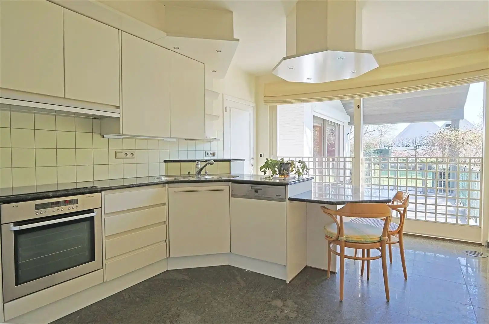 Tijdloze villa op goed bereikbare locatie foto 8