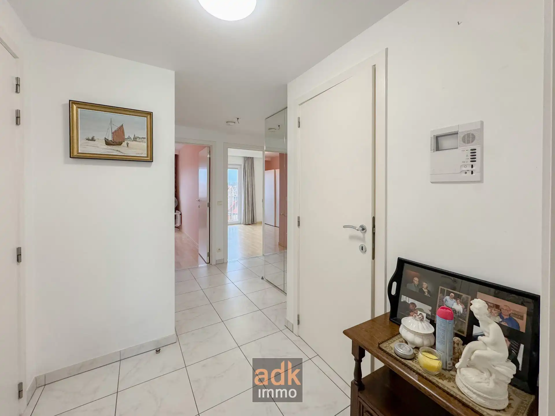 Ruim en lichtrijk appartement met zicht op het park. 2 slaapkamers, 2 badkamers, 2 terrassen, incl. kelder.  foto 8