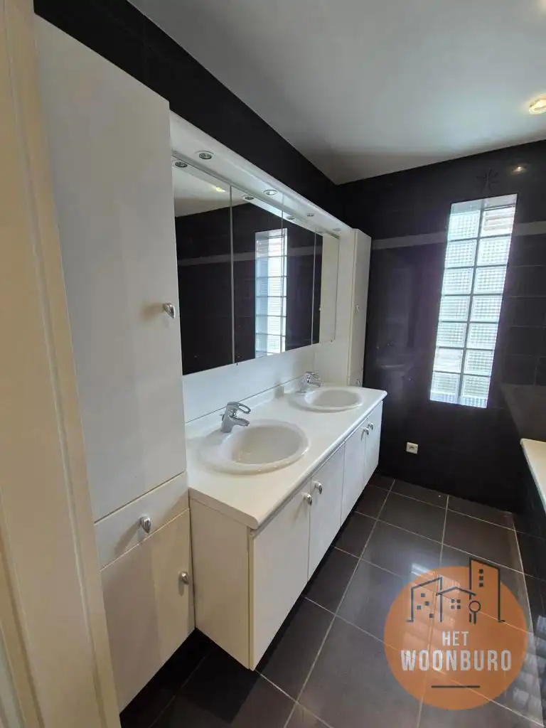 Ruim appartement met kelder en 2 autostaanplaatsen foto 11