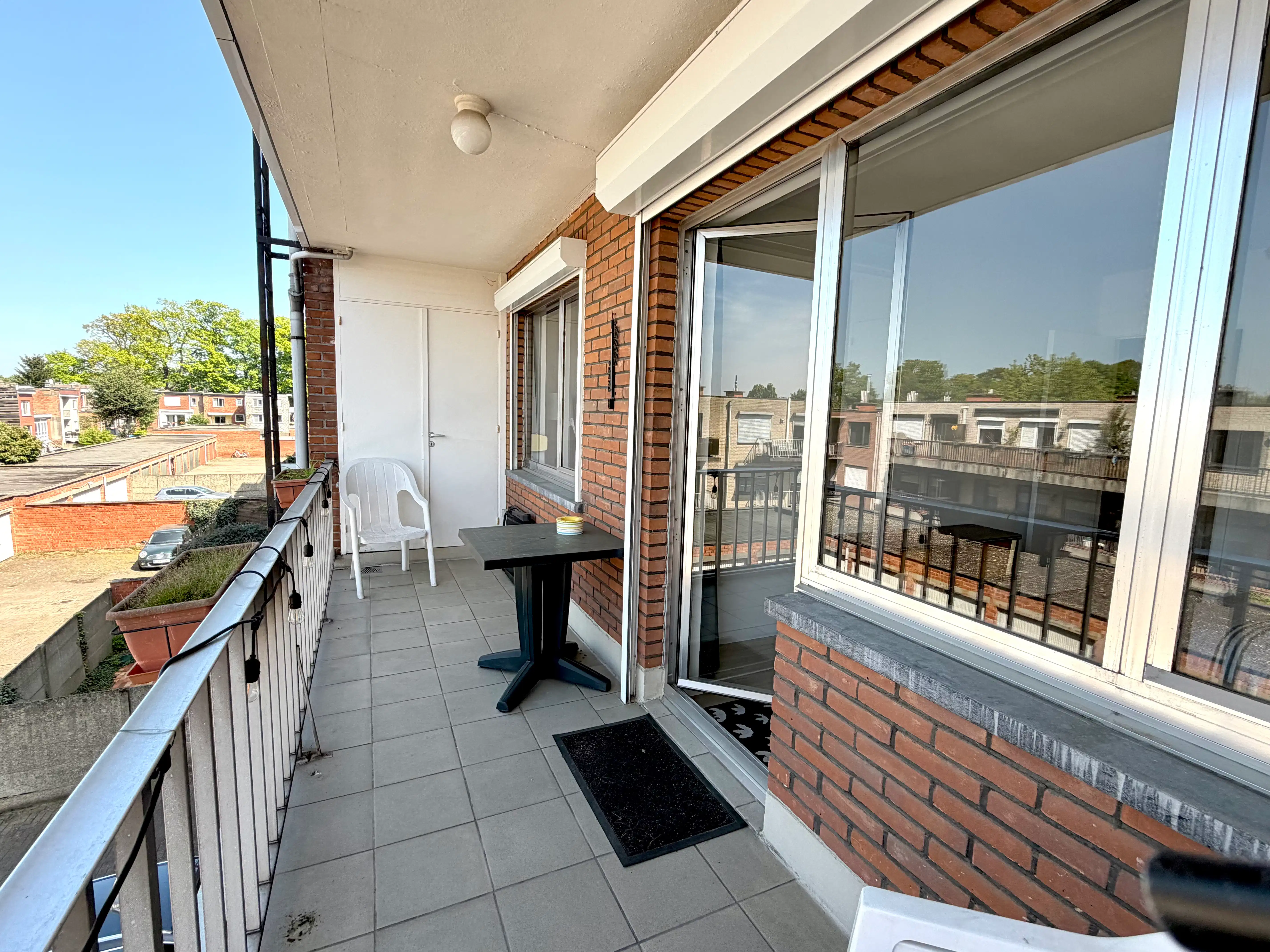 Ruim en gemeubeld 2-slpk app met terras en garagebox foto 9