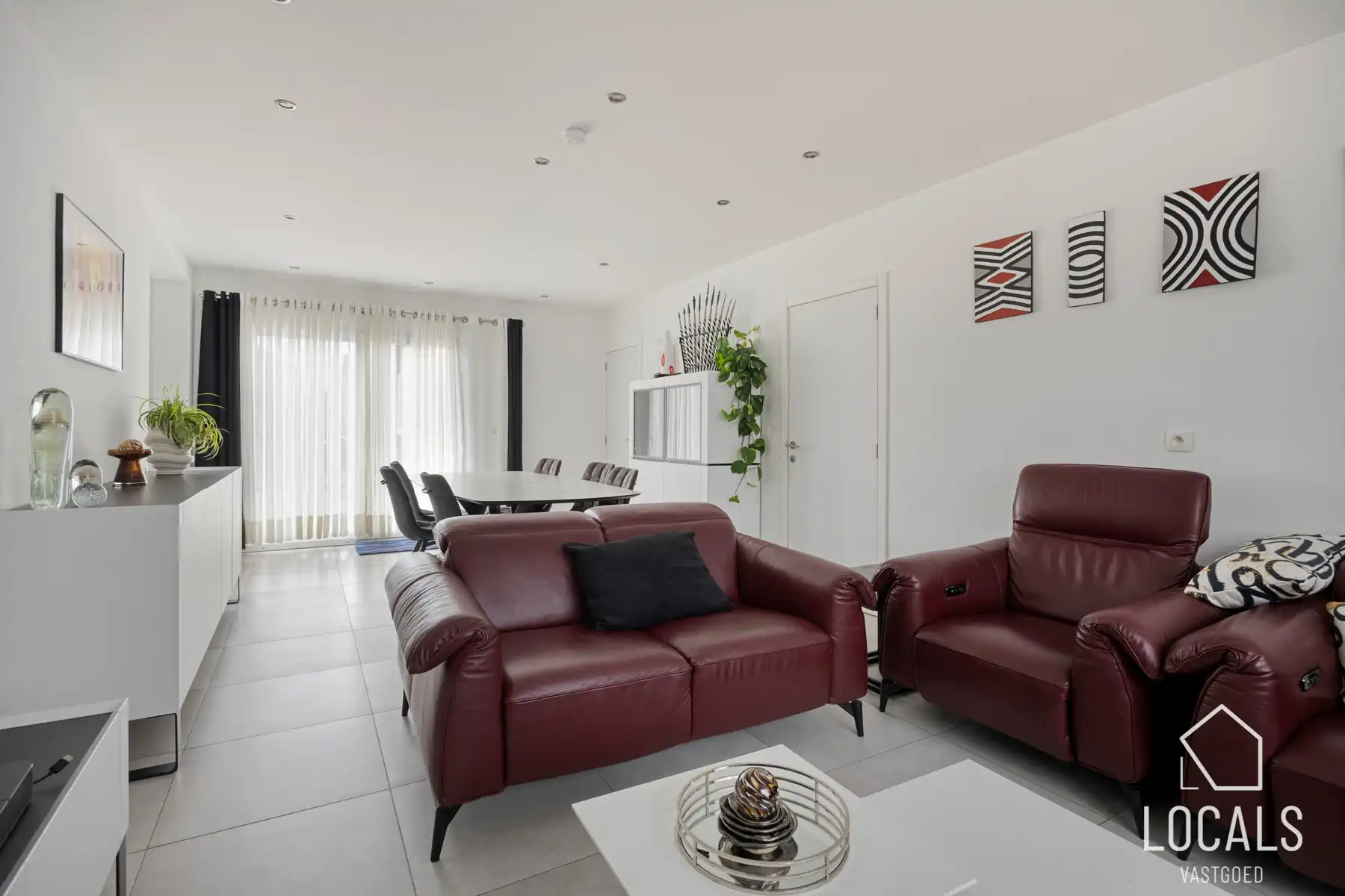 Instapklare woning met 5 slaapk., 3 badkamers en tuin foto 3