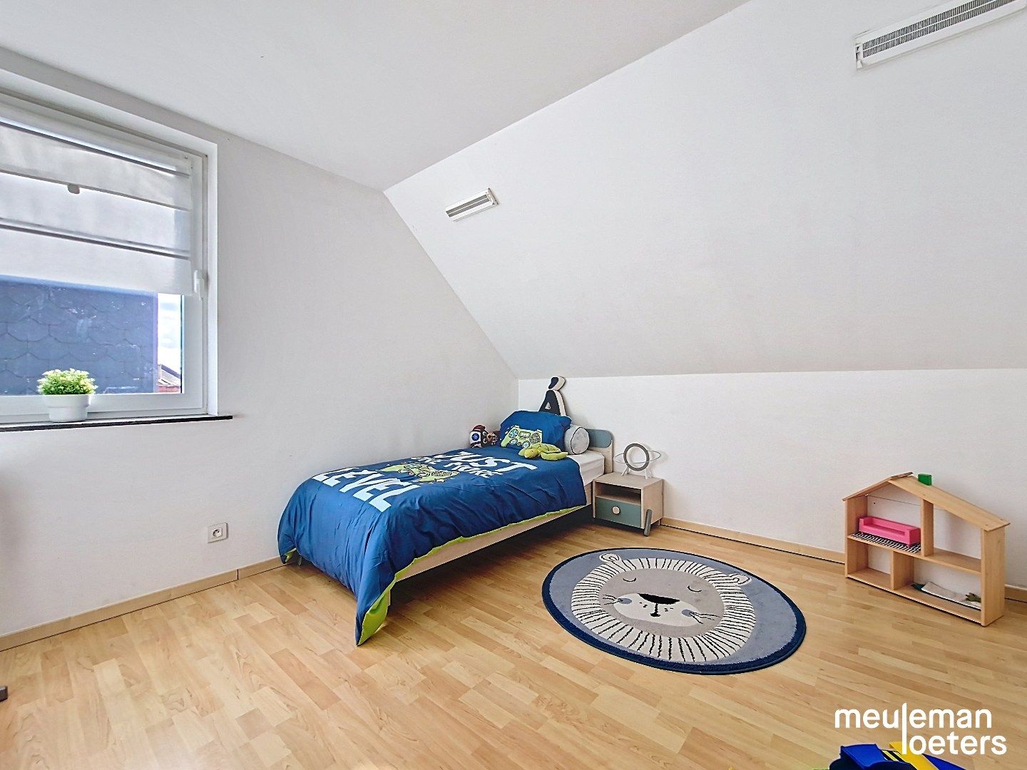Ruime  halfopen woning met twee garages foto 11