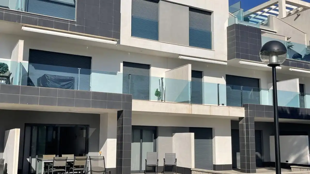 Mooi gelijkvloers appartement met 2 slpks en 2 badkamers foto 4