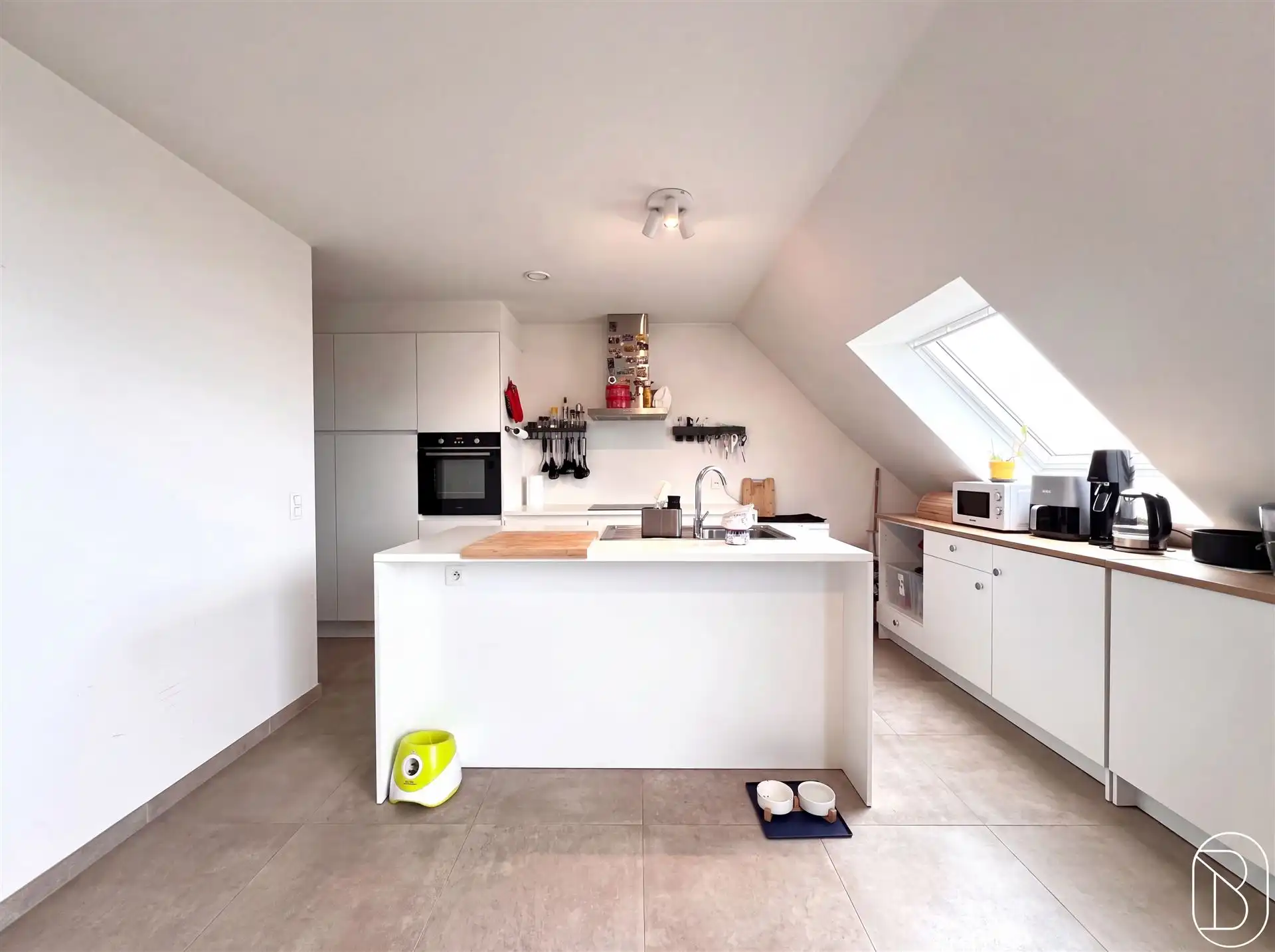 Leuk recente penthouse met terras en 2 SLK! foto 6