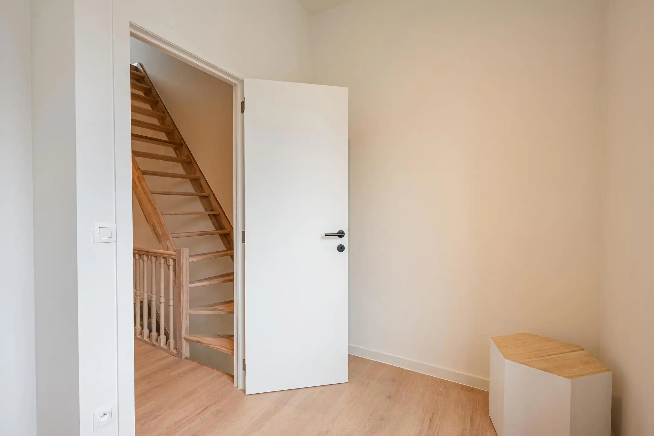 Totaal gerenoveerde woning met 3 slaapkamers, tuin en garage.  foto 15