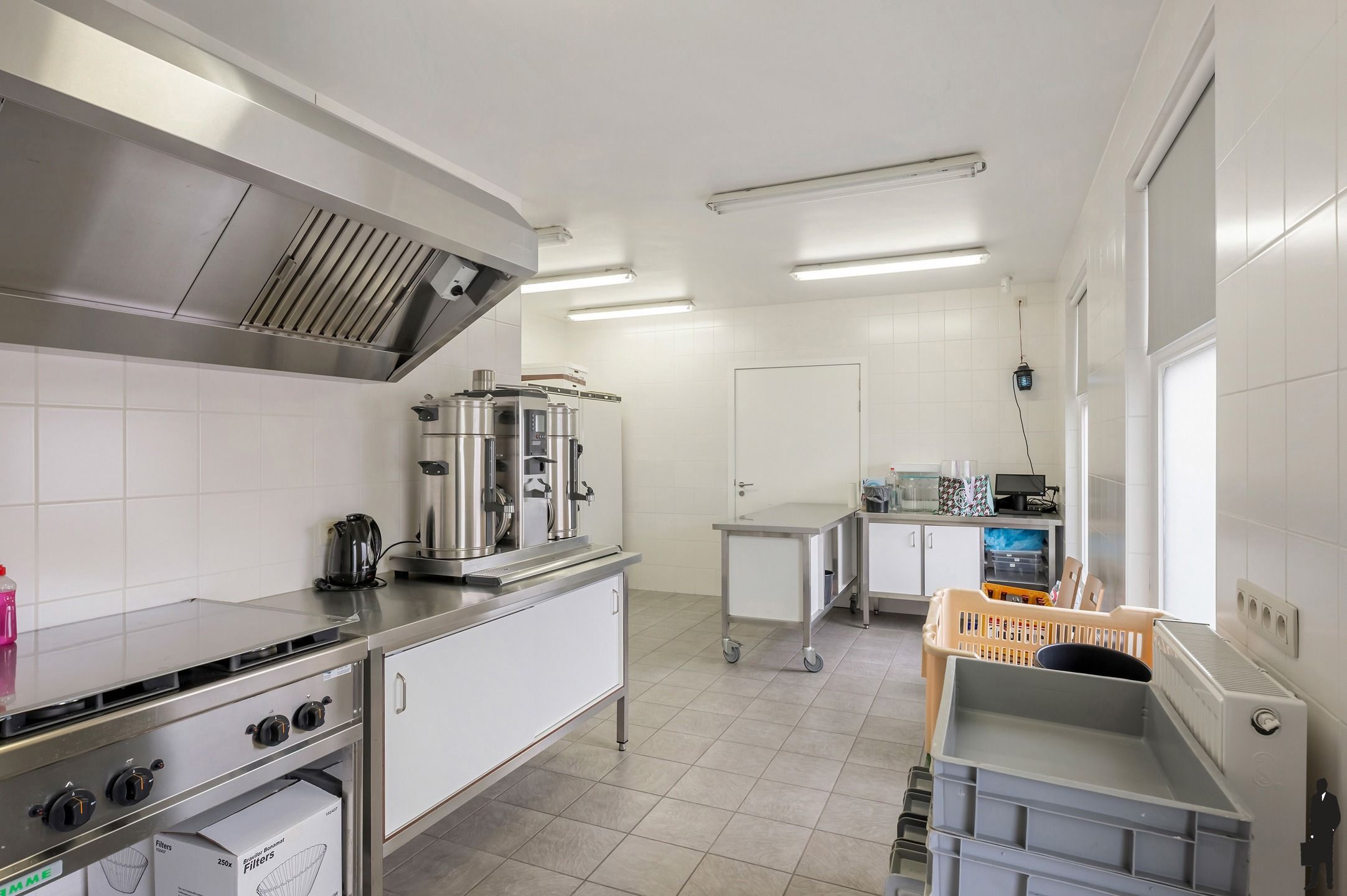 Polyvalent gebouw met 60 parkeerplaatsen en appartement! foto 9