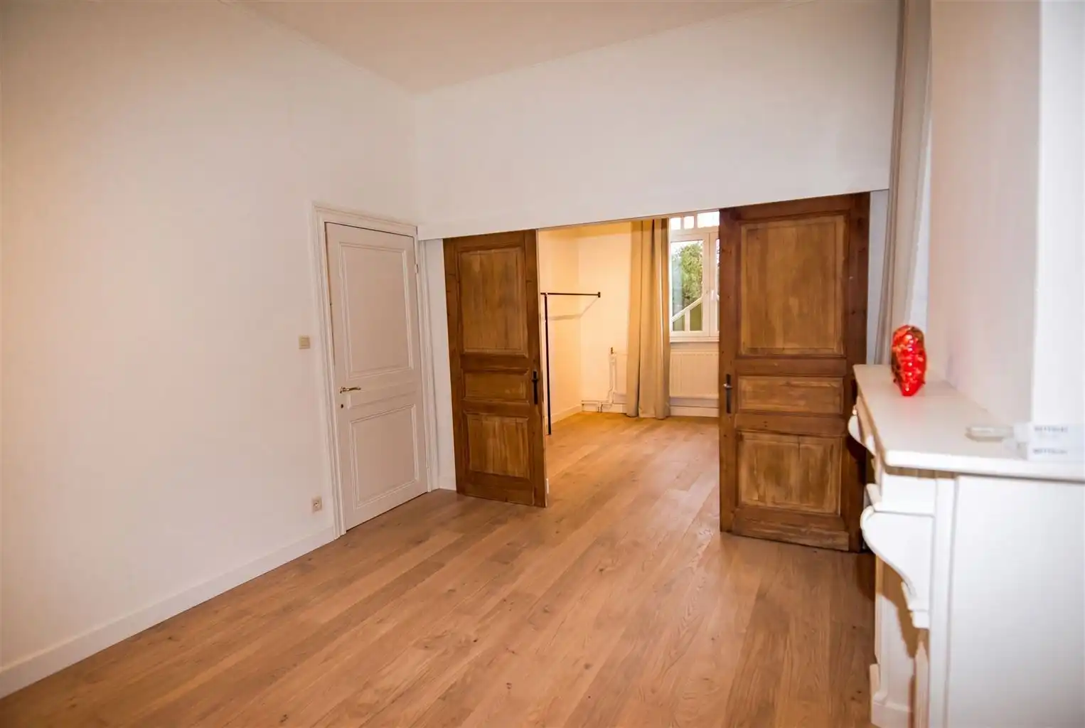 Volledig gerenoveerd, instapklaar herenhuis in eclectische stijl  met 3 slaapkamers(+dressing), mooi aangelegde tuin en autostaanplaats. foto 18