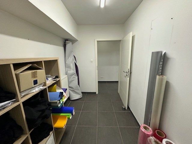 Instapklaar handelsruimte op de bekende Pauwengraaf te Maasmechelen foto 9