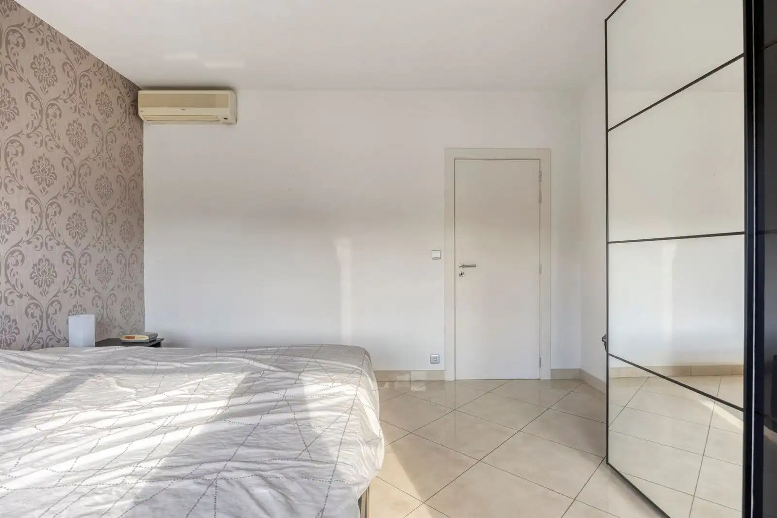 Instapklaar 2-slpk appartement met parking! foto 8