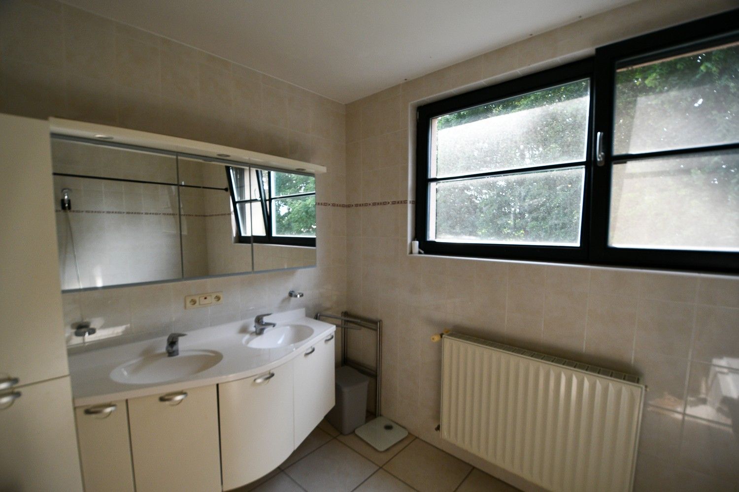 Ruime modernistische woning met grote tuin en garagegebouw foto 20