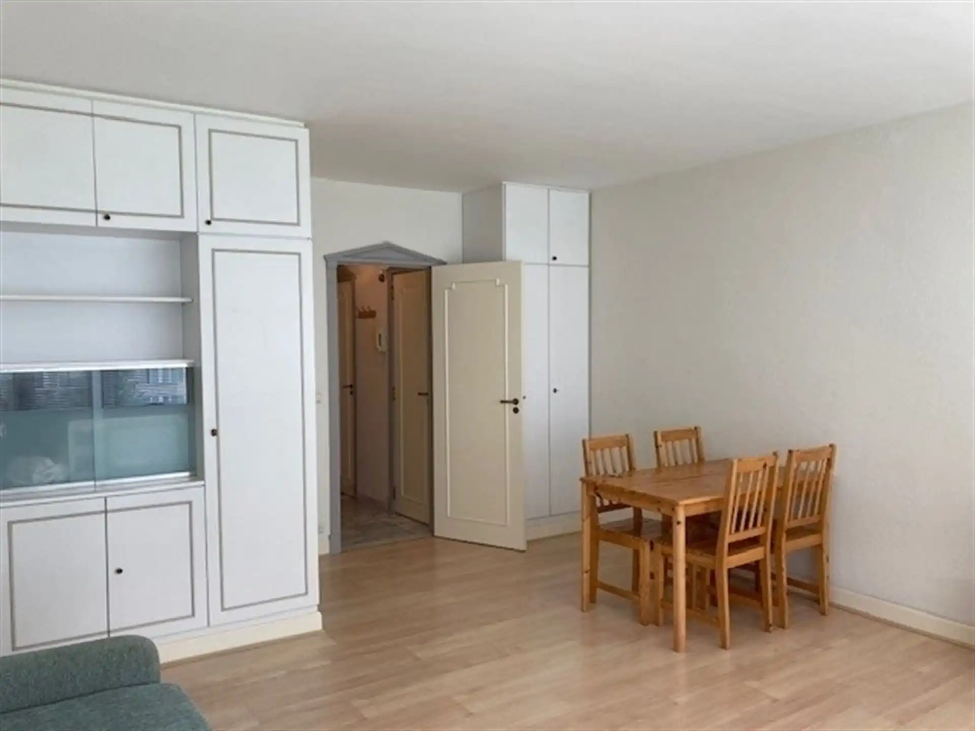  Knusse, gemeubelde studio gelegen op de 5de verdieping foto 2