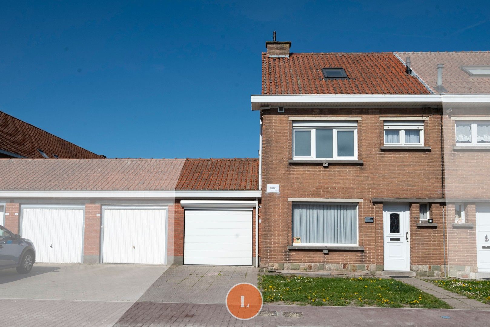 Deels te renoveren gezinswoning met 3 slaapkamers en garage. foto {{pictureIndex}}