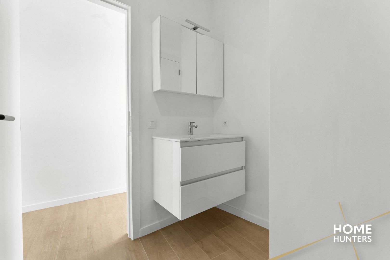 Volledig gerenoveerde woning (anno 2025) met 3 ruime slaapkamers, ruime garage + tuin te Ieper foto 9