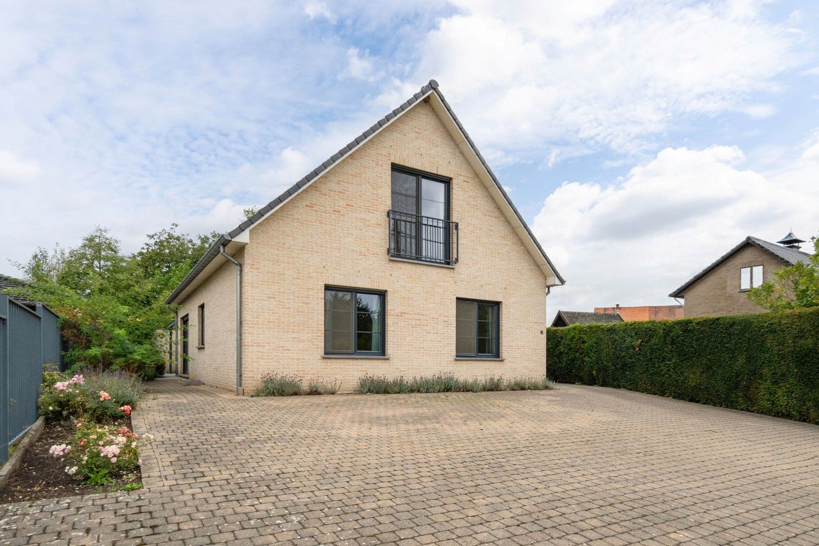 Stijlvolle, hoogwaardig afgewerkt en zeer ruime gezinswoning op een perceel van 8a65ca! foto 2