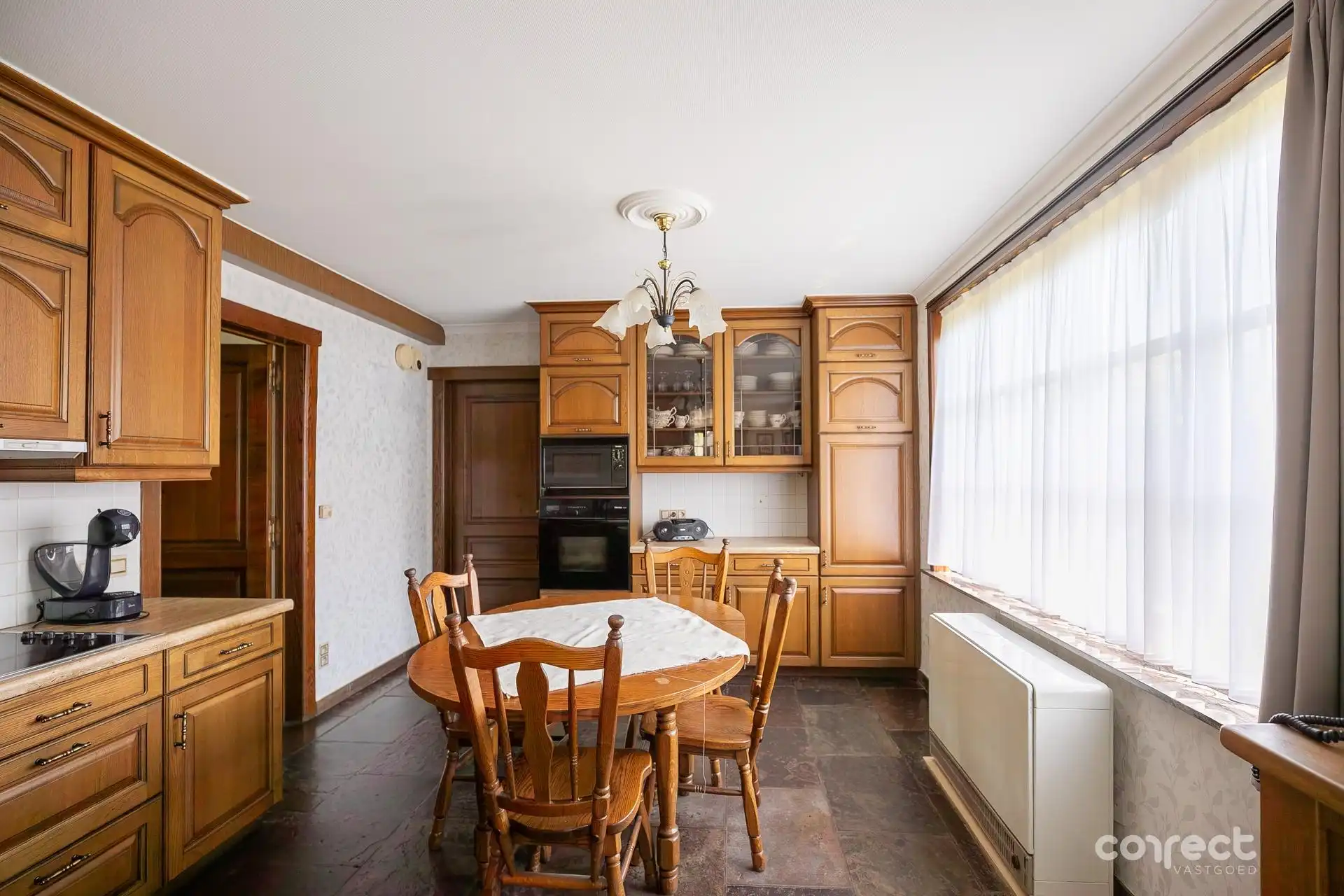 Alleenstaande landelijke woning op een ruim hoekperceel en aanpalend een stuk bouwgrond. foto 5