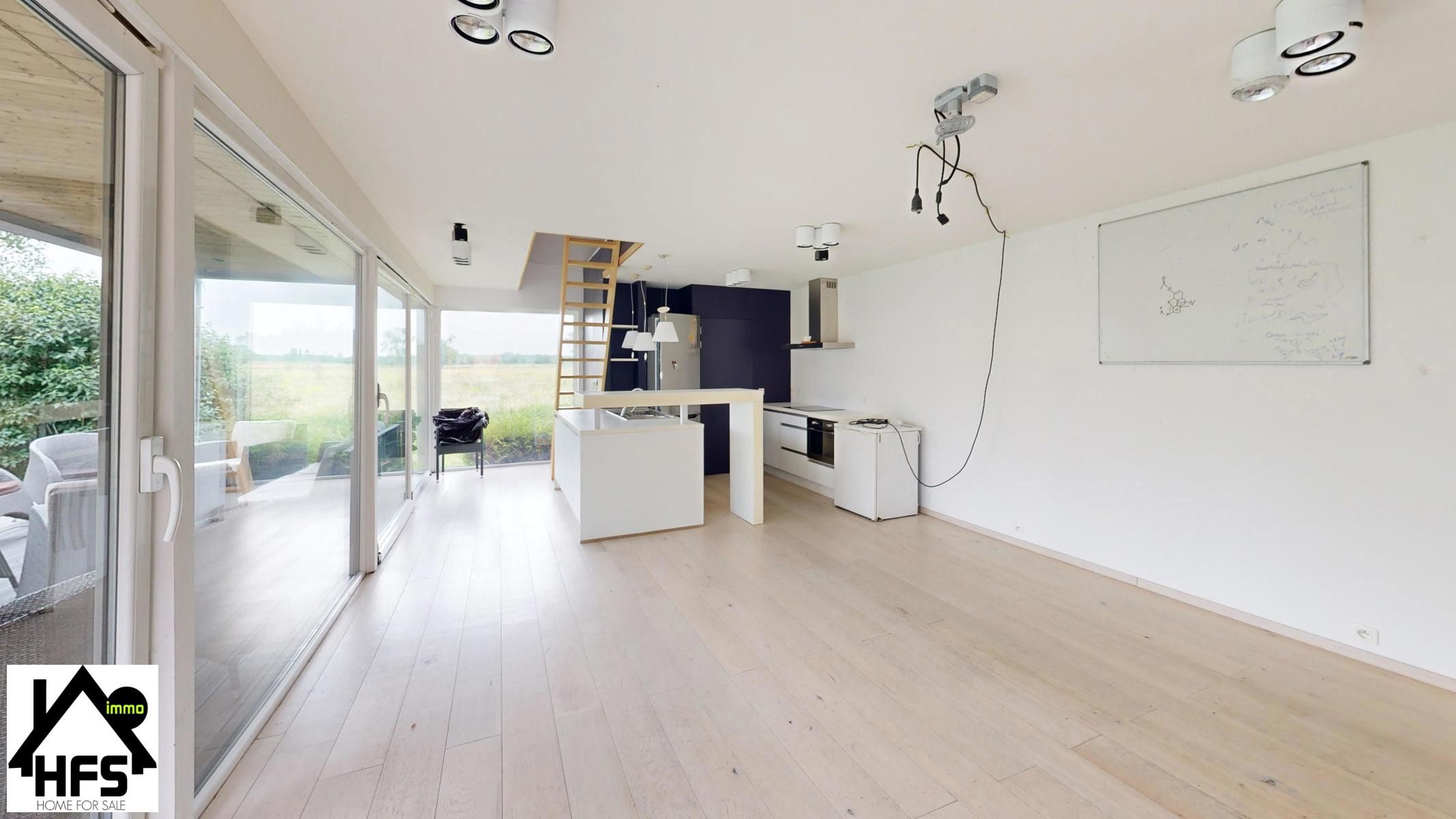 Ruime op te frissen villa met zicht op de weides met tof bijgebouw foto 24