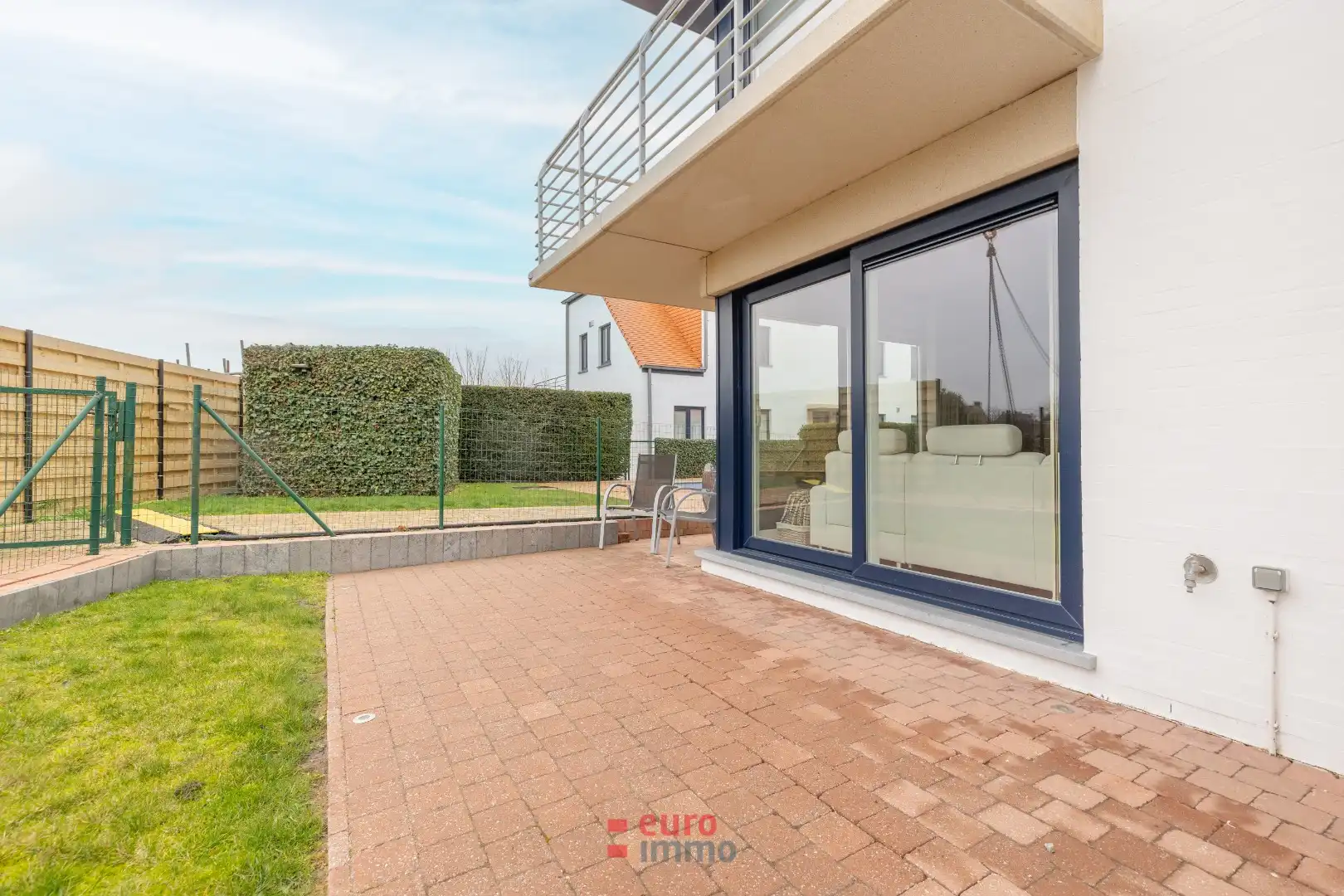 Lichtrijk hoekappartement met zonnige tuin en verwarmd buitenzwembad foto 11