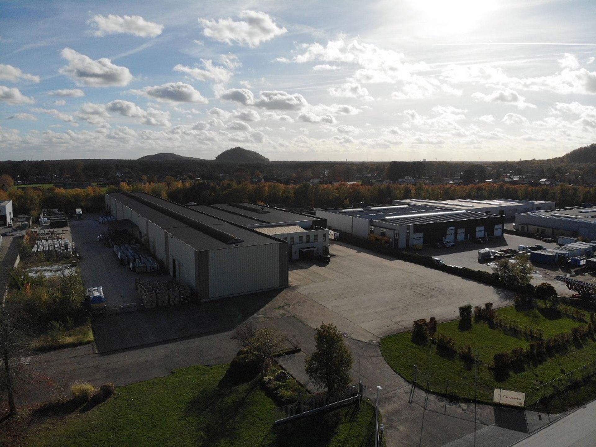 BEDRIJFSGEBOUW MET VERHARD BUITENTERREIN foto 17