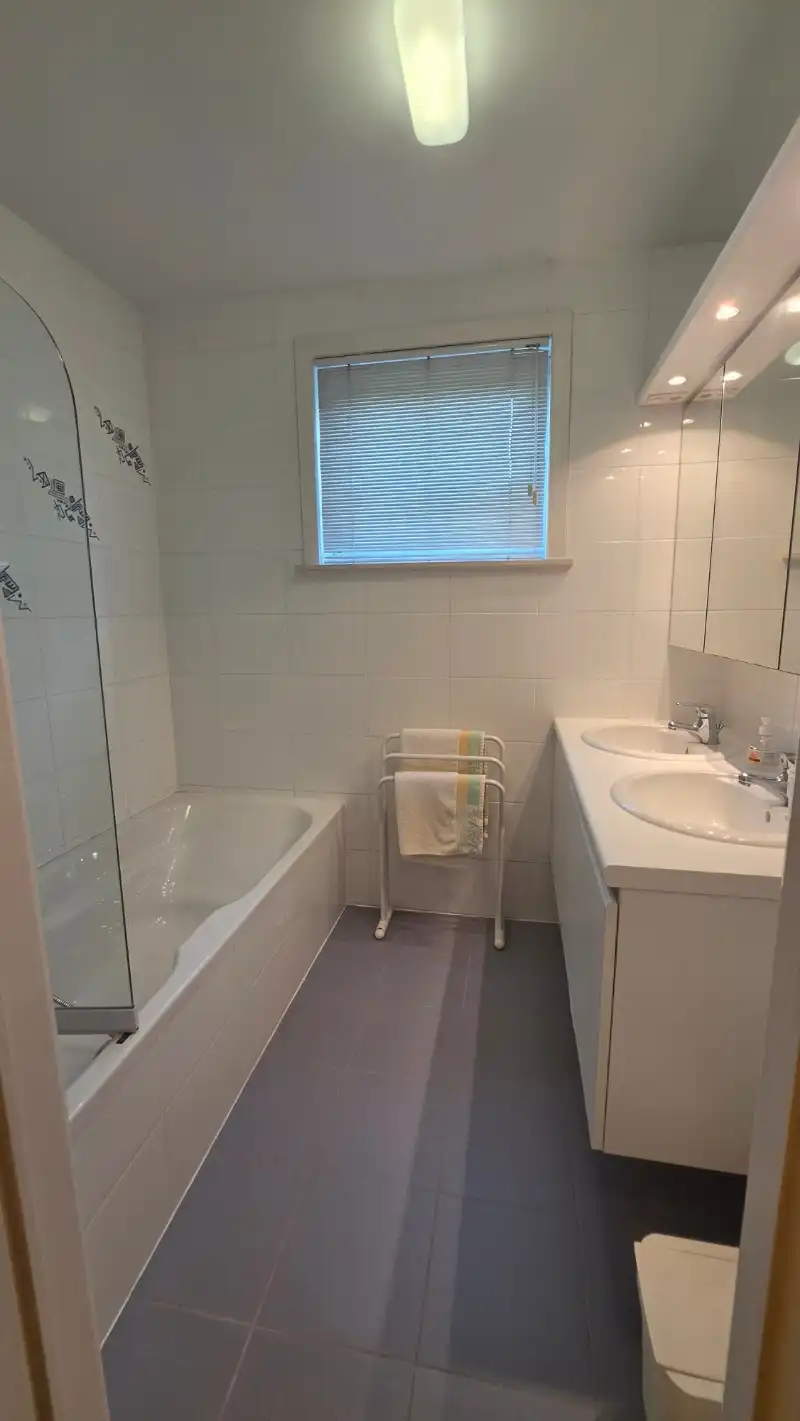 Instapklaar appartement met 2 slaapkamers en twee privé tuintjes: altijd zon en altijd een schaduwplekje! foto 6