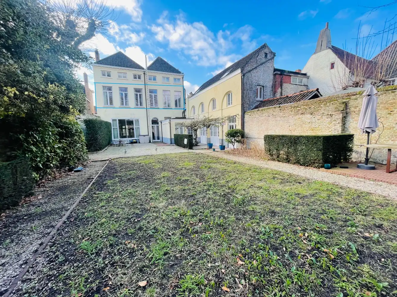 Brugge,aan de SINT-ANNAREI , DUBBEL APPARTEMENT( 250m²)  in een herenhuis  vooraan zicht op de Sint-Annarei, achteraan zicht op een grote gemeenschappelijke tuin,2  livings, 2 keukens, 4 slaapkamers, 2 badkamers. foto 15