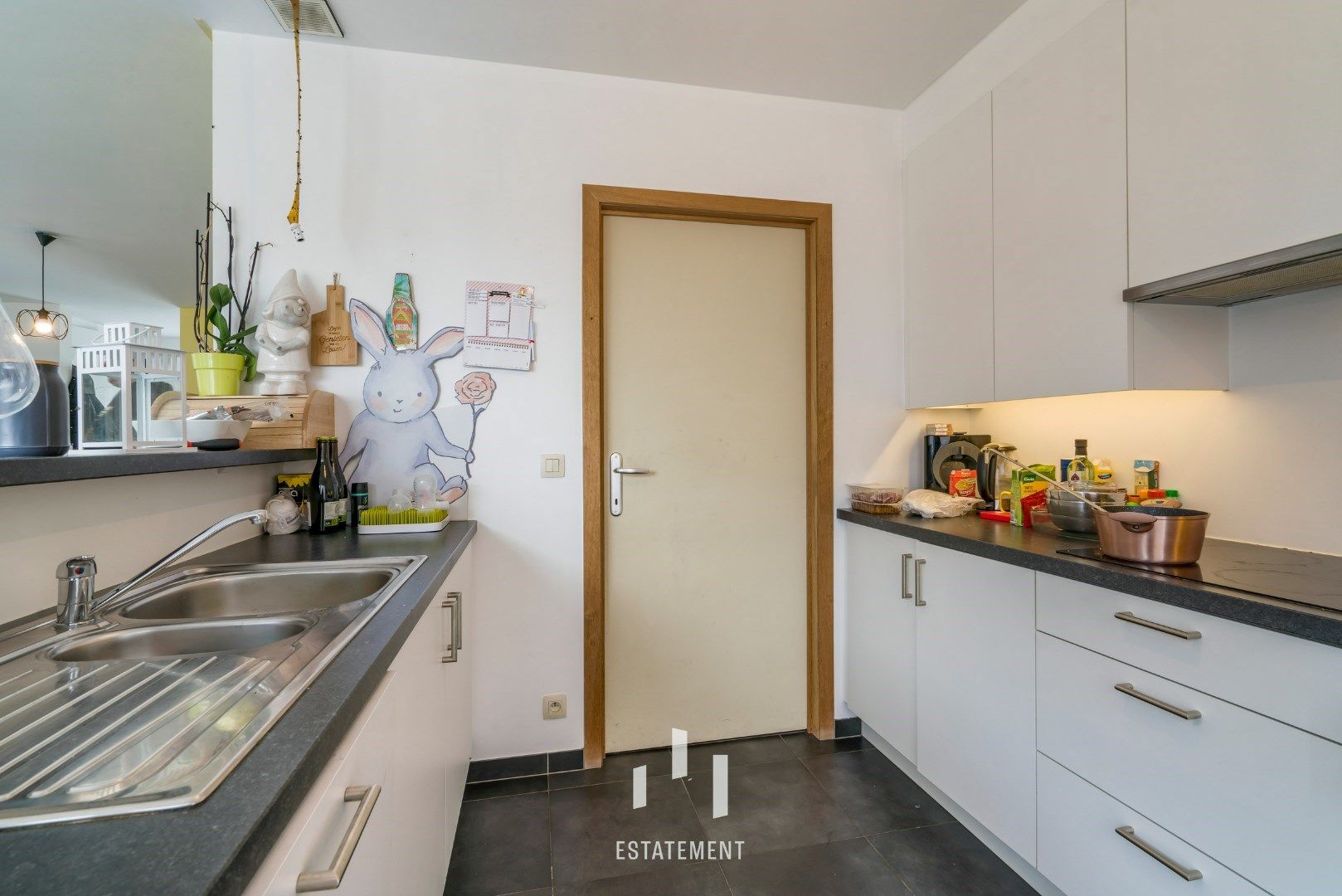 Recente halfopen woning (2015) met 3 slaapkamers, garage en tuin foto 4