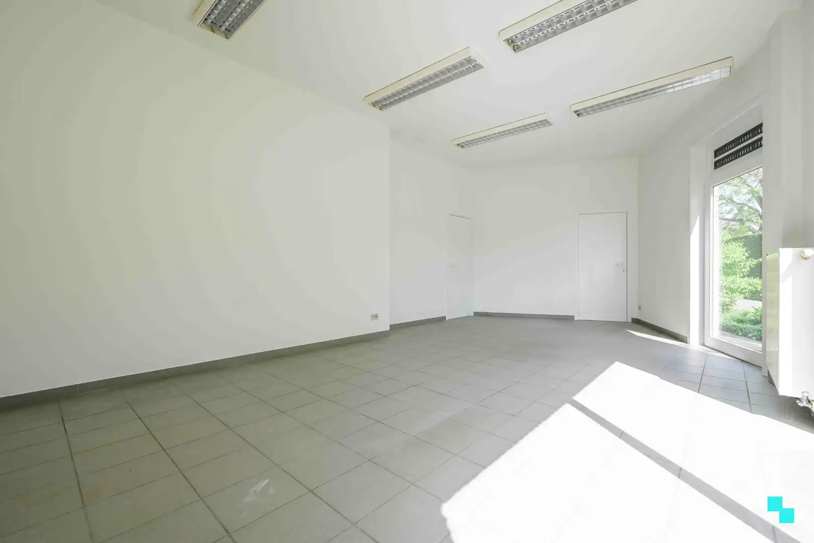Handelsruimte met veel mogelijkheden op toplocatie in Oostrozebeke! foto 8