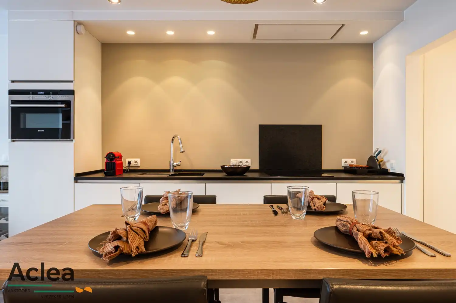 Smaakvol ingerichte studio in de Lippenslaan! foto 16