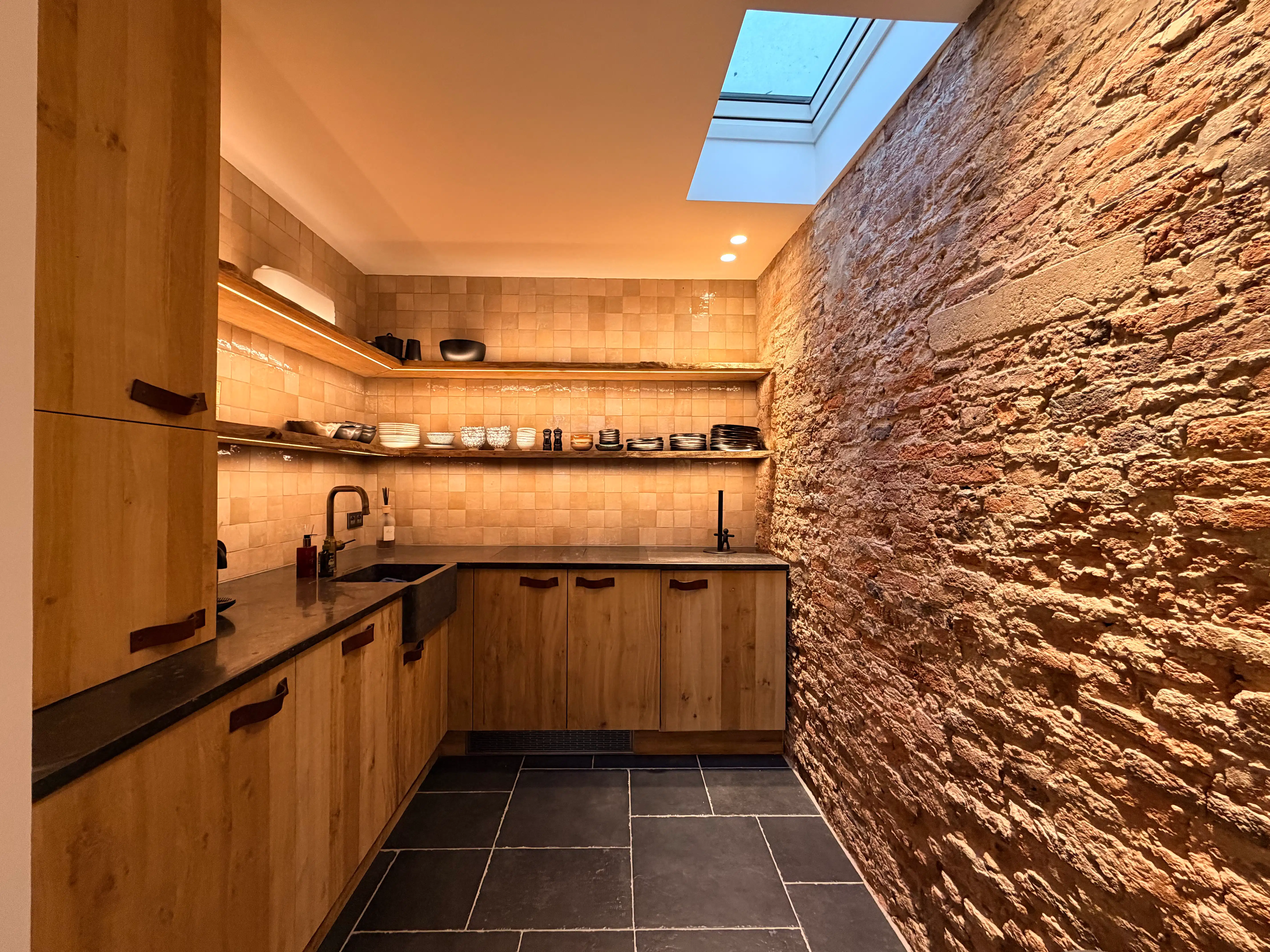 --- NIEUW --- Ideale cohousing woning: high-end gerenoveerde 2-slaapkamerwoning met elk een eigen douche in centrum Gent! foto 4