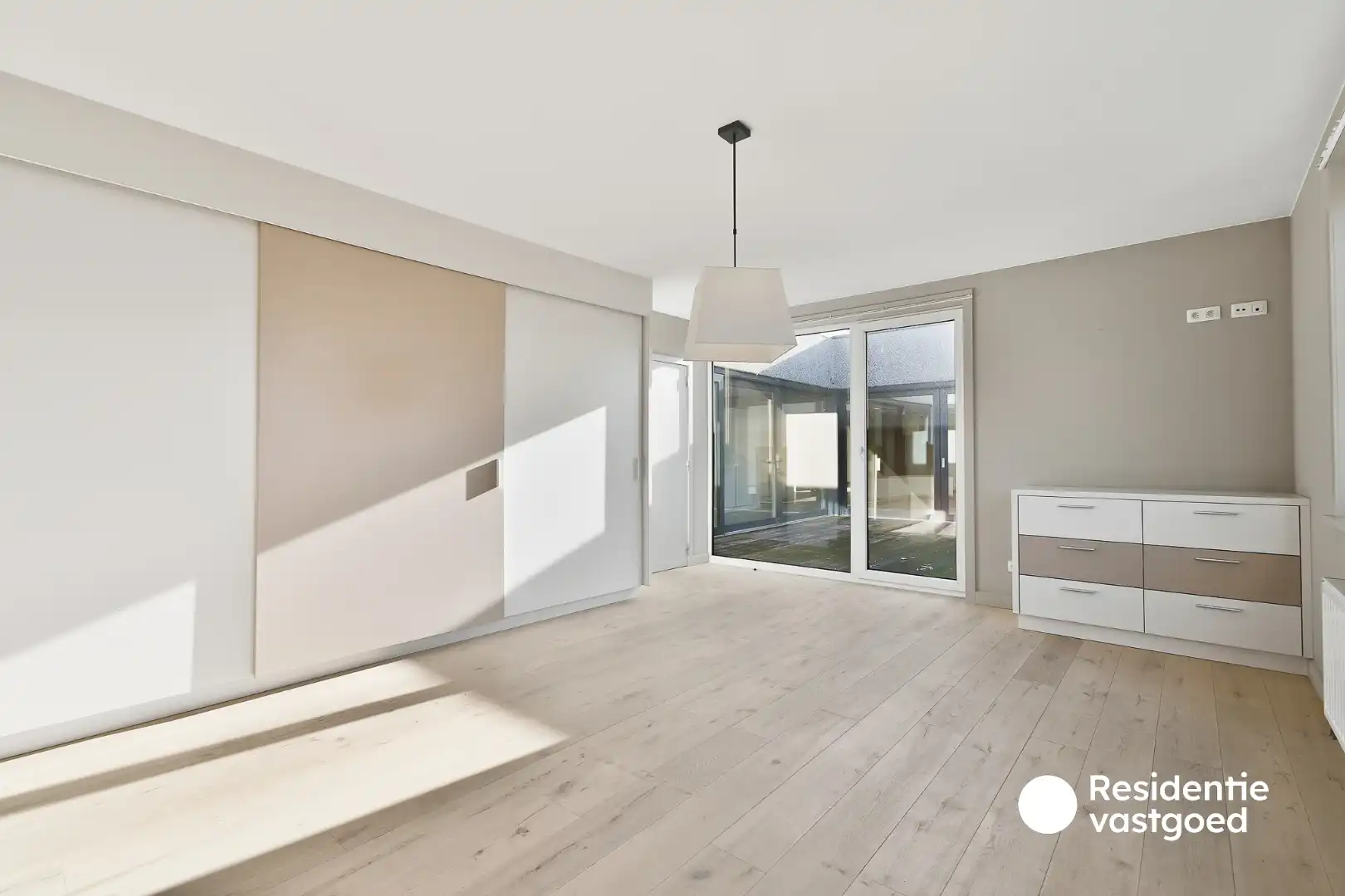 Zeer ruim en modern appartement te huur in Eernegem foto 9