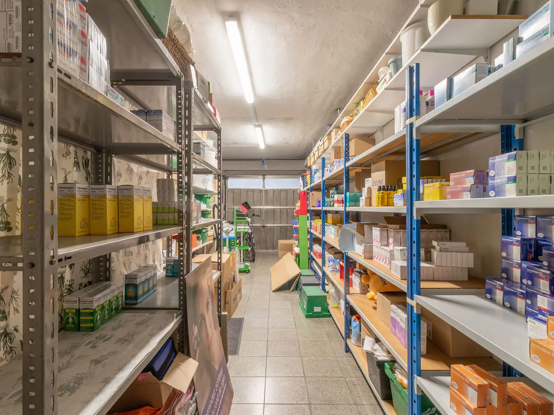 Handelszaak ingericht als apotheek op toplocatie foto 6