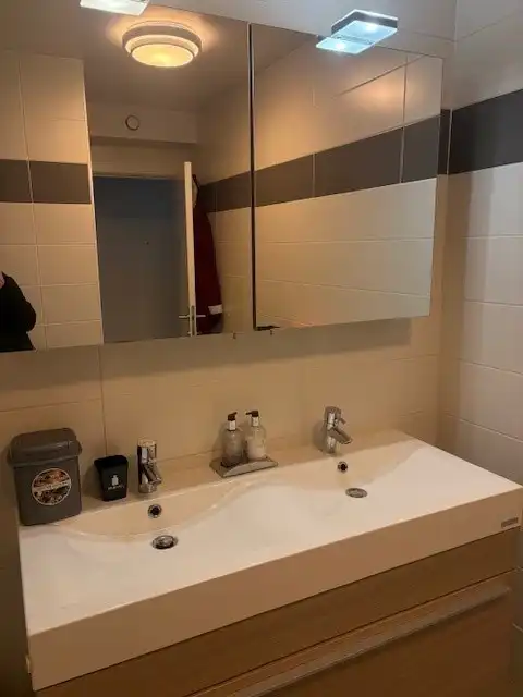 Ongemeubeld tweeslaapkamer-appartement in moderne residentie in Mariakerke foto 16