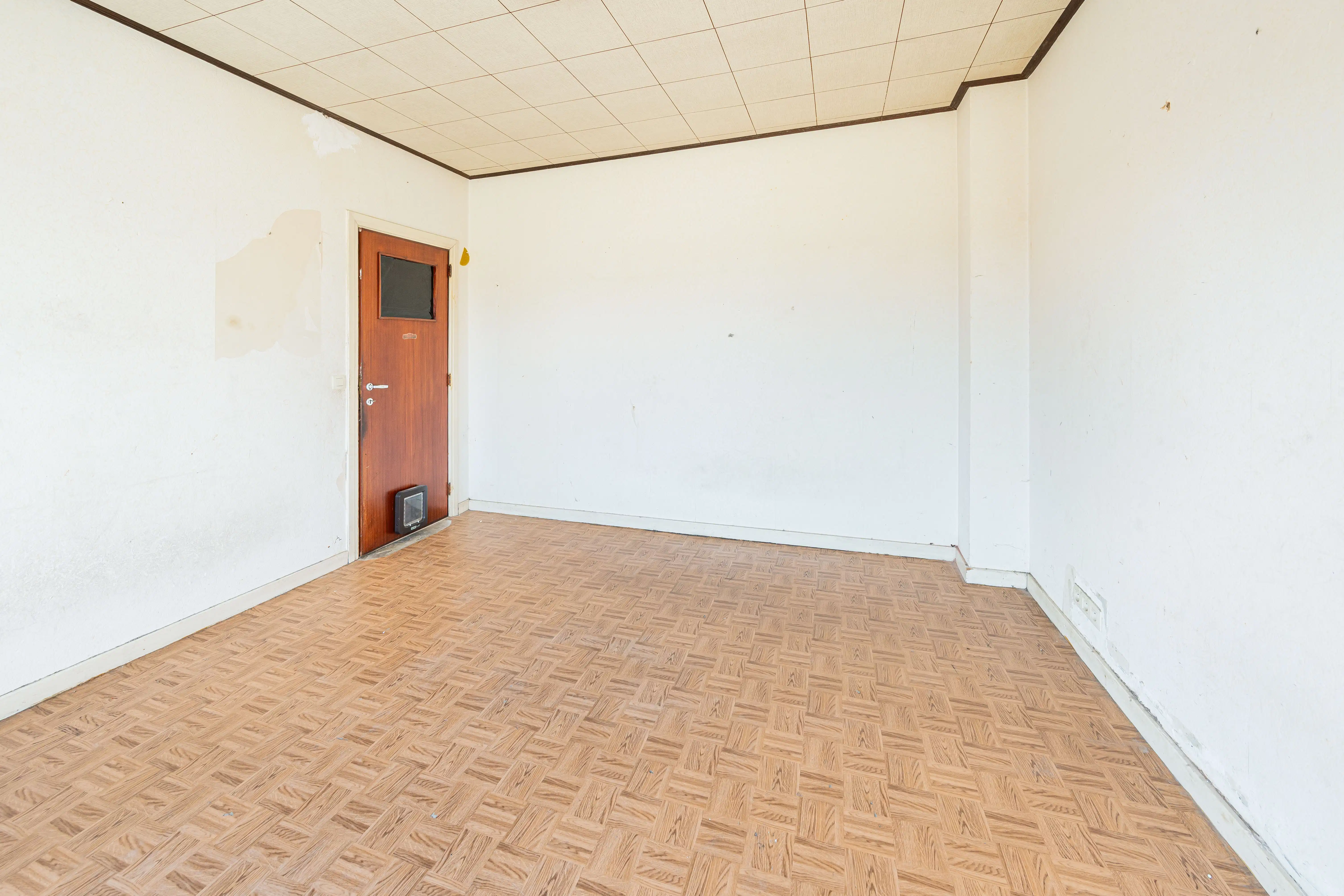 Ruime te renoveren gezinswoning met garage. foto 14