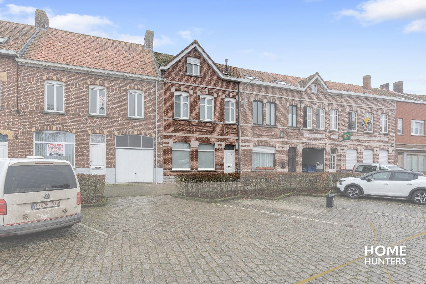 Luxe herenwoning op het marktplein van Nieuwkerke met 5 slaapkamers en een zonnige tuin foto 2