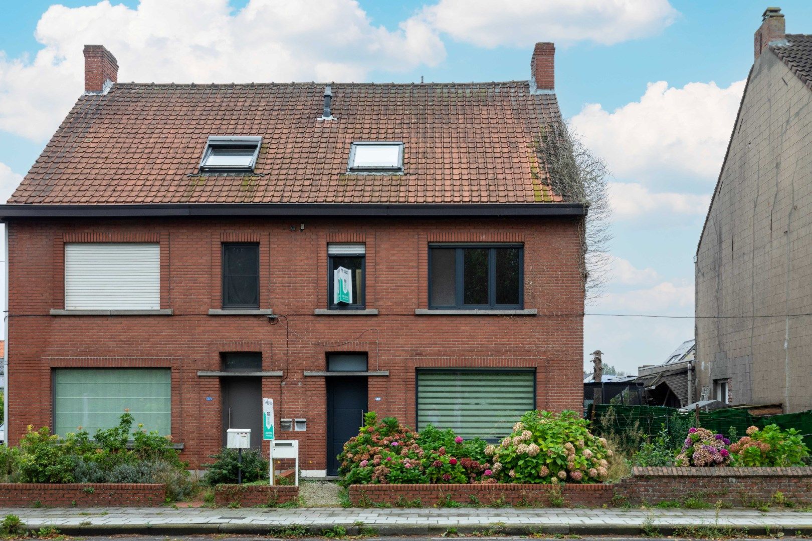 Uitgebouwde woning met 21 zonnepanelen, leuke tuin nabij het station te Sint-Michiels. foto 18