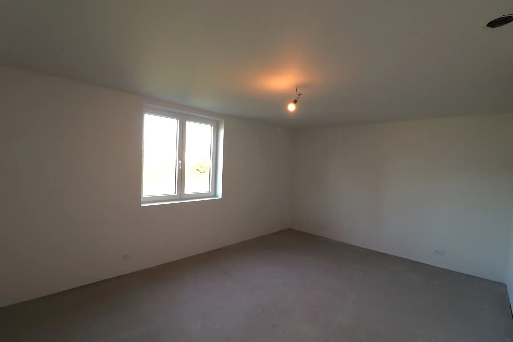 Ruime nieuwbouwwoning (163m² BO) met 3 slaapkamers, terras met tuin en brede carport. foto 9