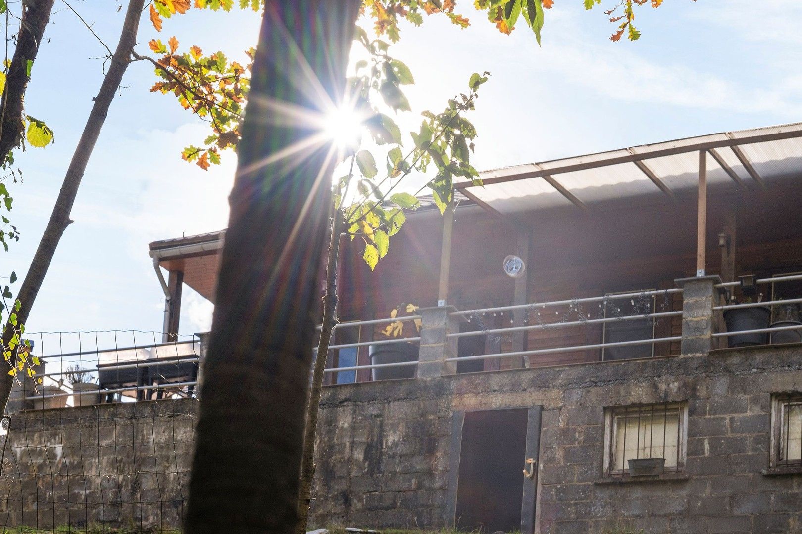 Gezellige chalet met 3 kamers in het vakantiedomein "Le Caillou d'Eau" te Pétigny Couvin met zicht op het riviertje l'Eau Noire - Chalet confortable de 3 chambres dans le domaine de vacances « Le Caillou d'Eau » à Pétigny Couvin avec vue sur la rivière l'Eau Noire foto 7