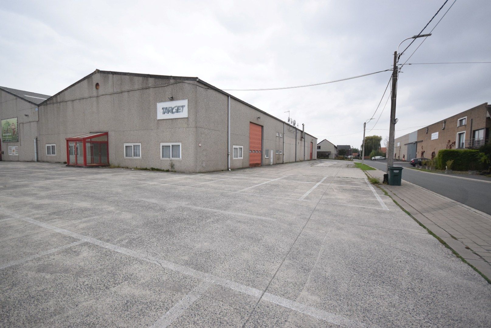 VEELZIJDIGE RUIME LOODS VAN 1150 M² MET BURELEN EN TOONZAAL  foto {{pictureIndex}}