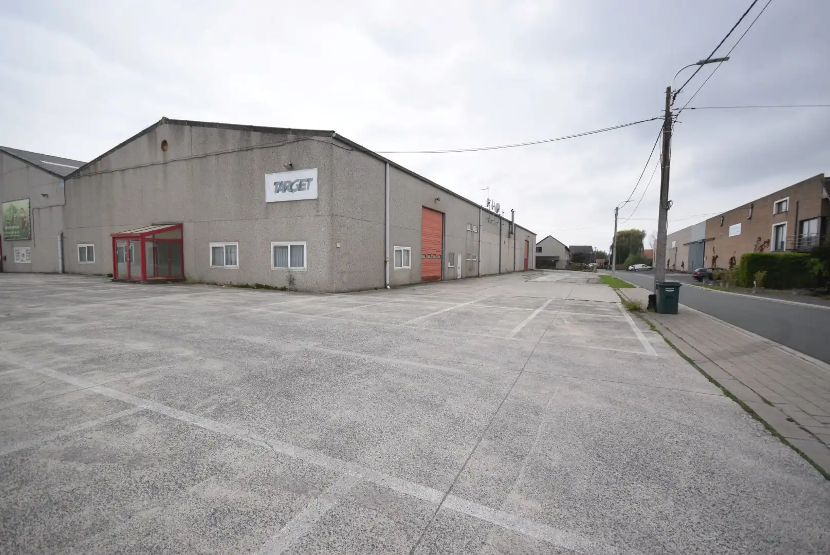 VEELZIJDIGE RUIME LOODS VAN 1150 M² MET BURELEN EN TOONZAAL  foto {{pictureIndex}}