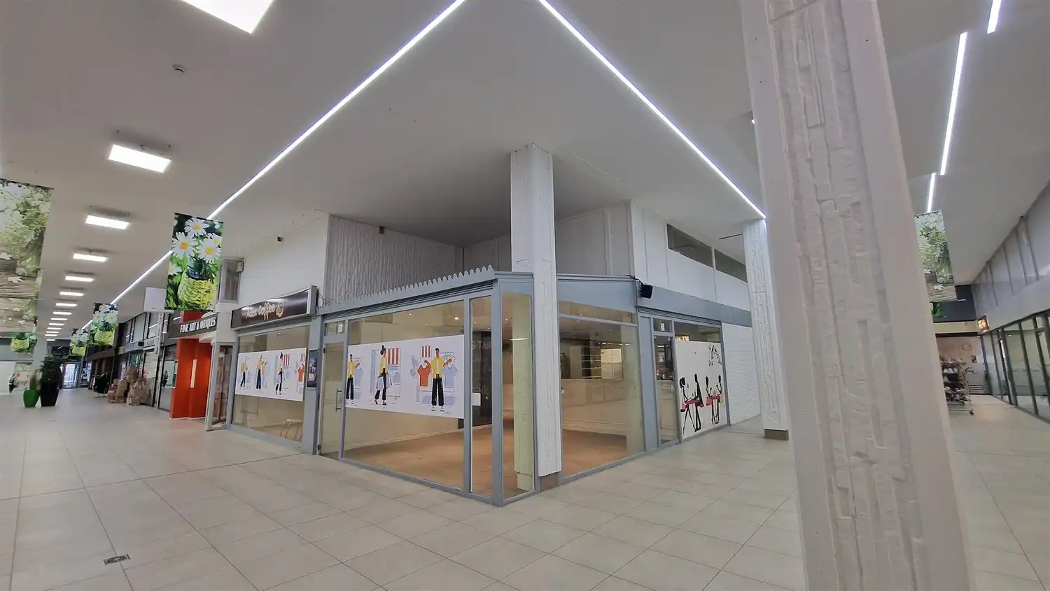 Handelspand met 2 verdiepingen in Shopping 3 in Genk-Centrum! foto {{pictureIndex}}