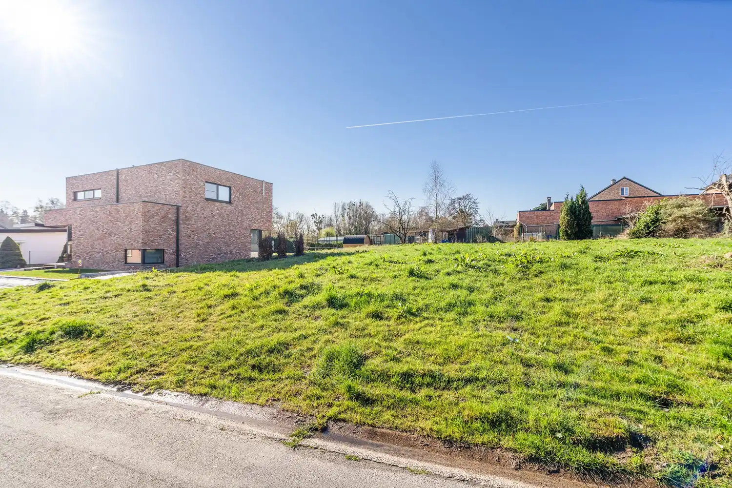 Halfopen bebouwing met zuidgerichte tuin! foto 2