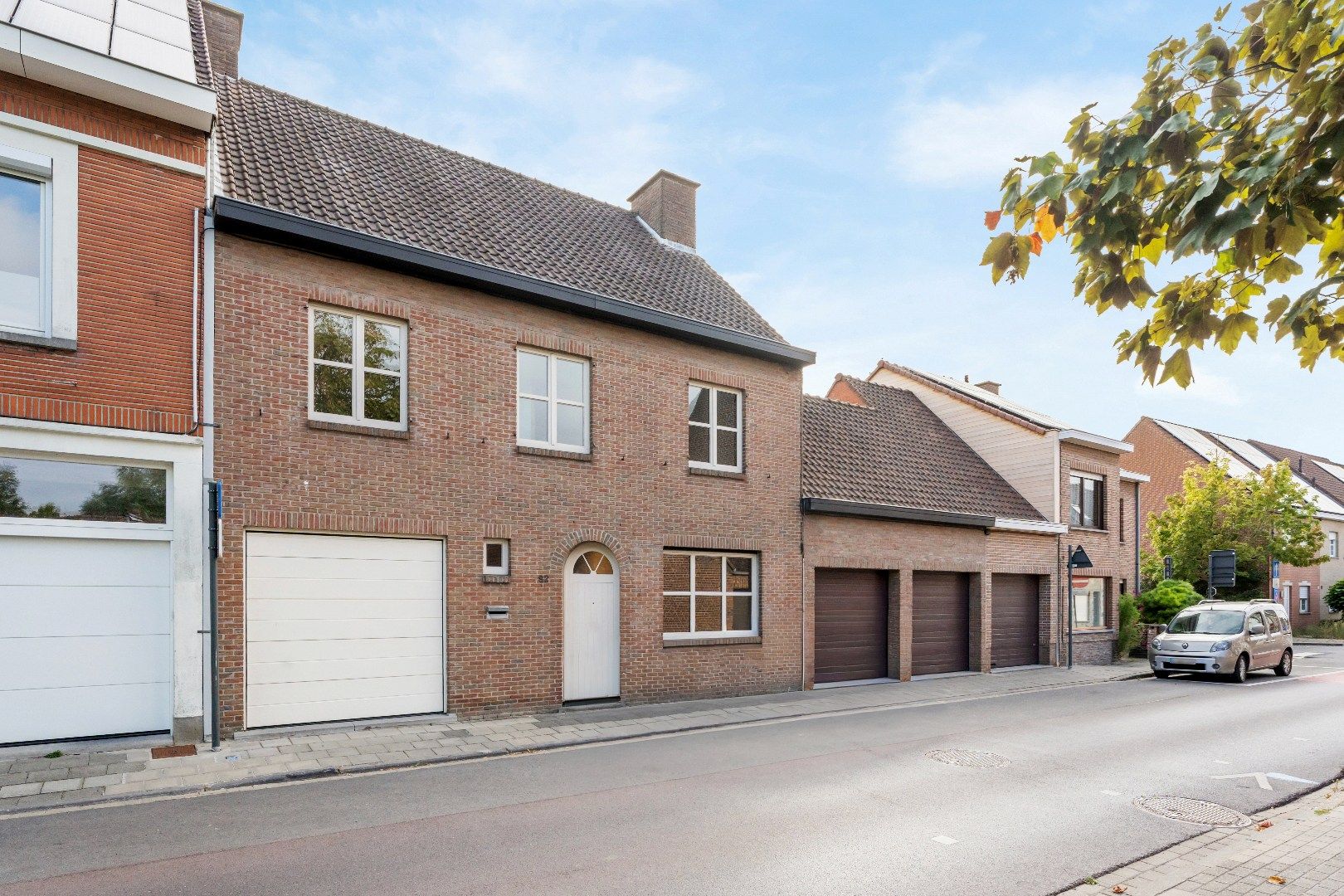 Ruime gezinswoning met 5 slaapkamers in hartje Roeselare foto {{pictureIndex}}