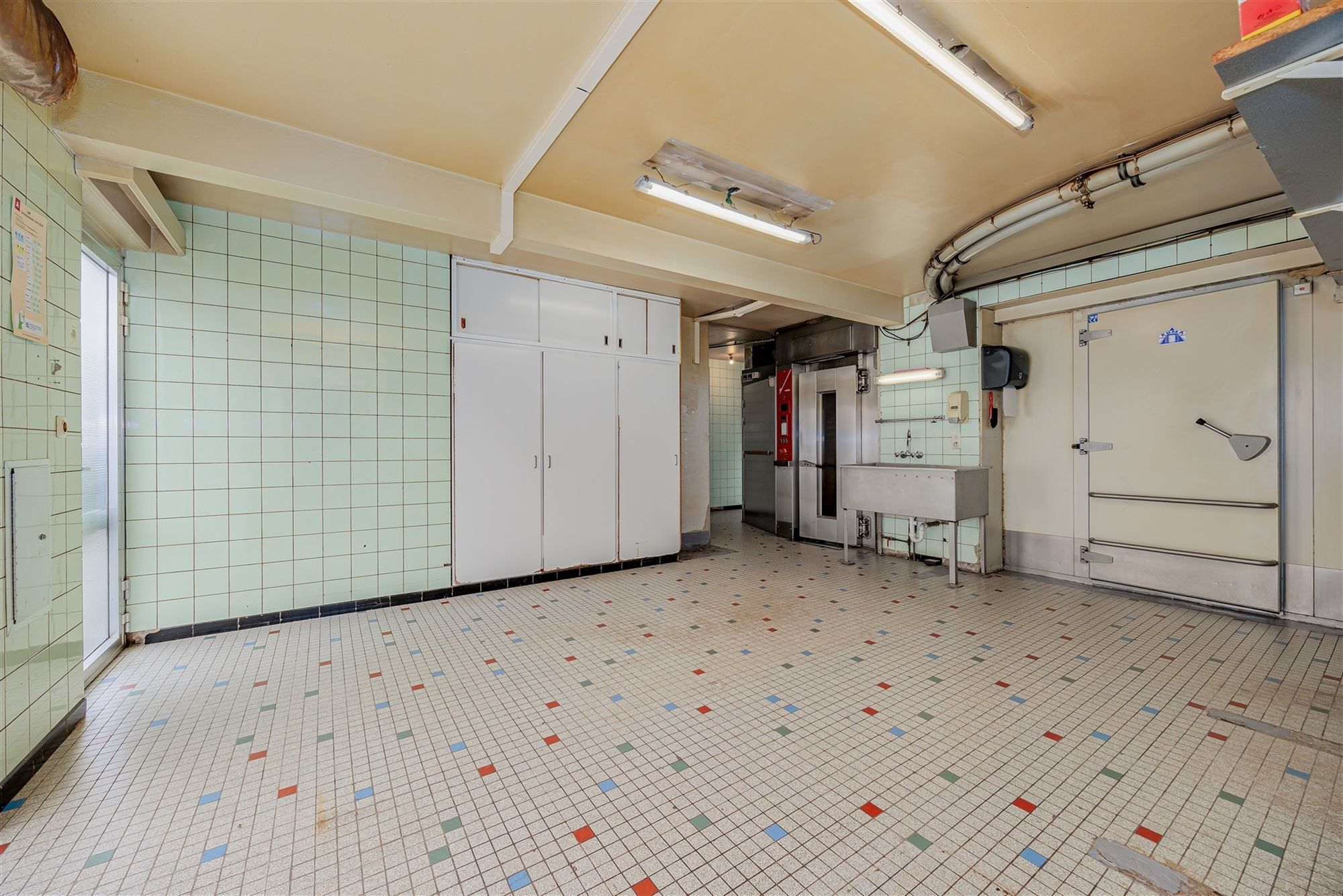 Uniek hoekperceel met handelshuis + garage + appt foto 5