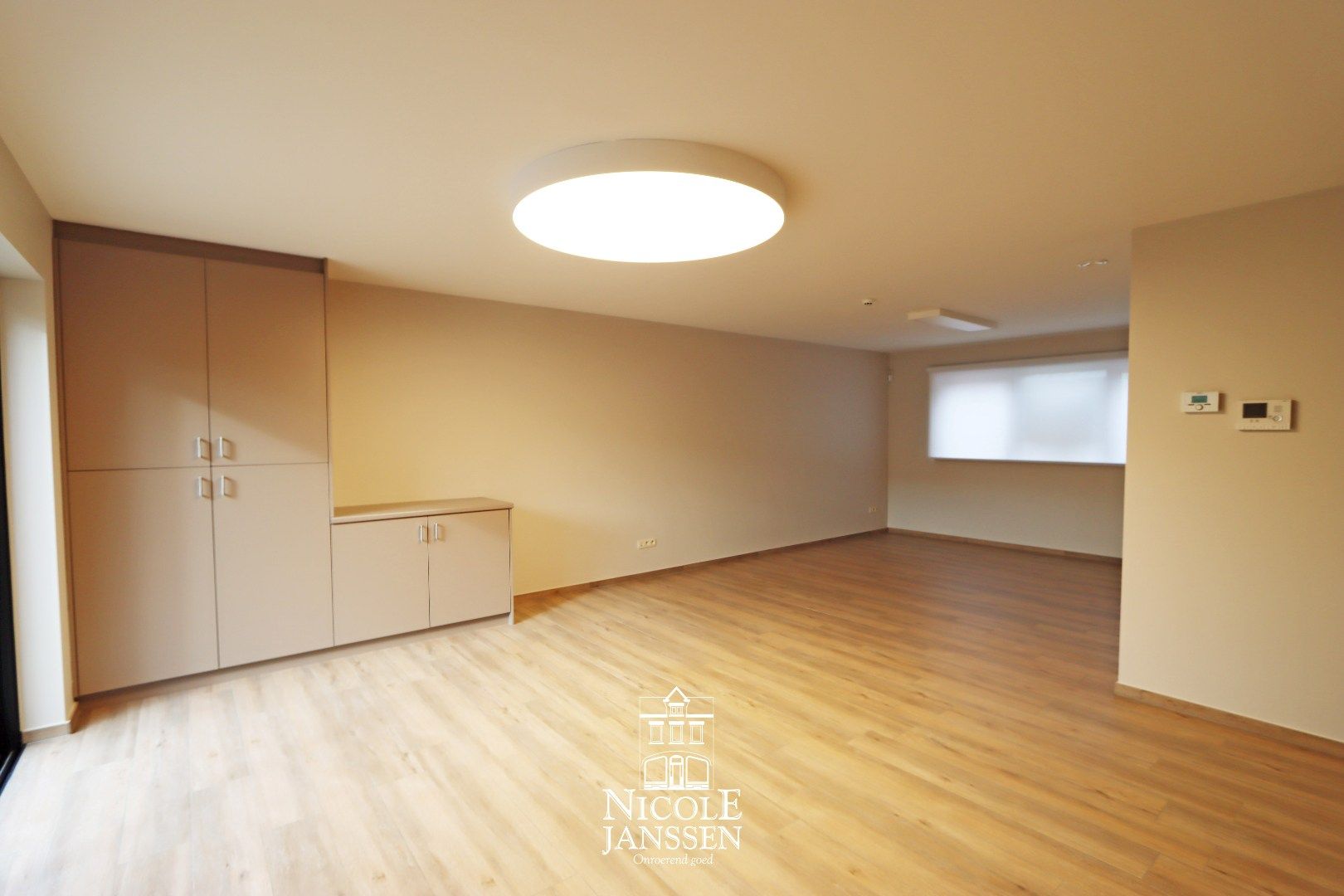 Instapklaar appartement met twee slaapkamers, tuintje en carport foto 3