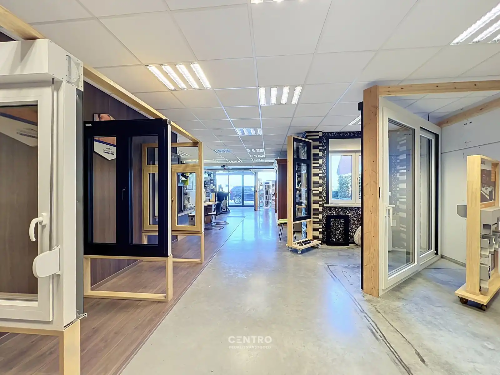 Veelzijdig bedrijfspand met ruim MAGAZIJN, TOONZAAL, KANTOREN EN COMFORTABELE WONING op 1.746 M²! foto 8