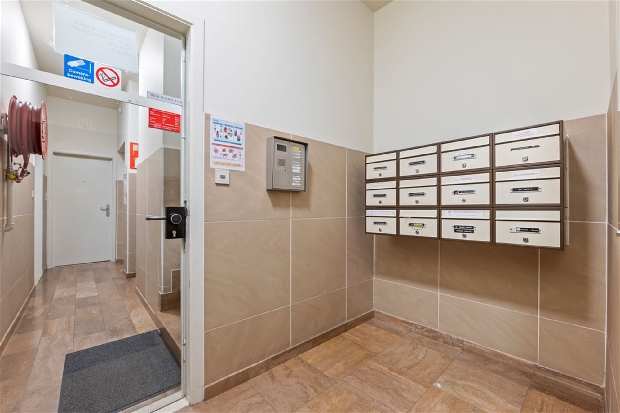 RUIM GELIJKVLOERS APPARTEMENT MET 3 SLKS EN EEN STAANPLAATS OP WANDELAFSTAND VAN HET CENTRUM VAN SINT-TRUIDEN  foto 30