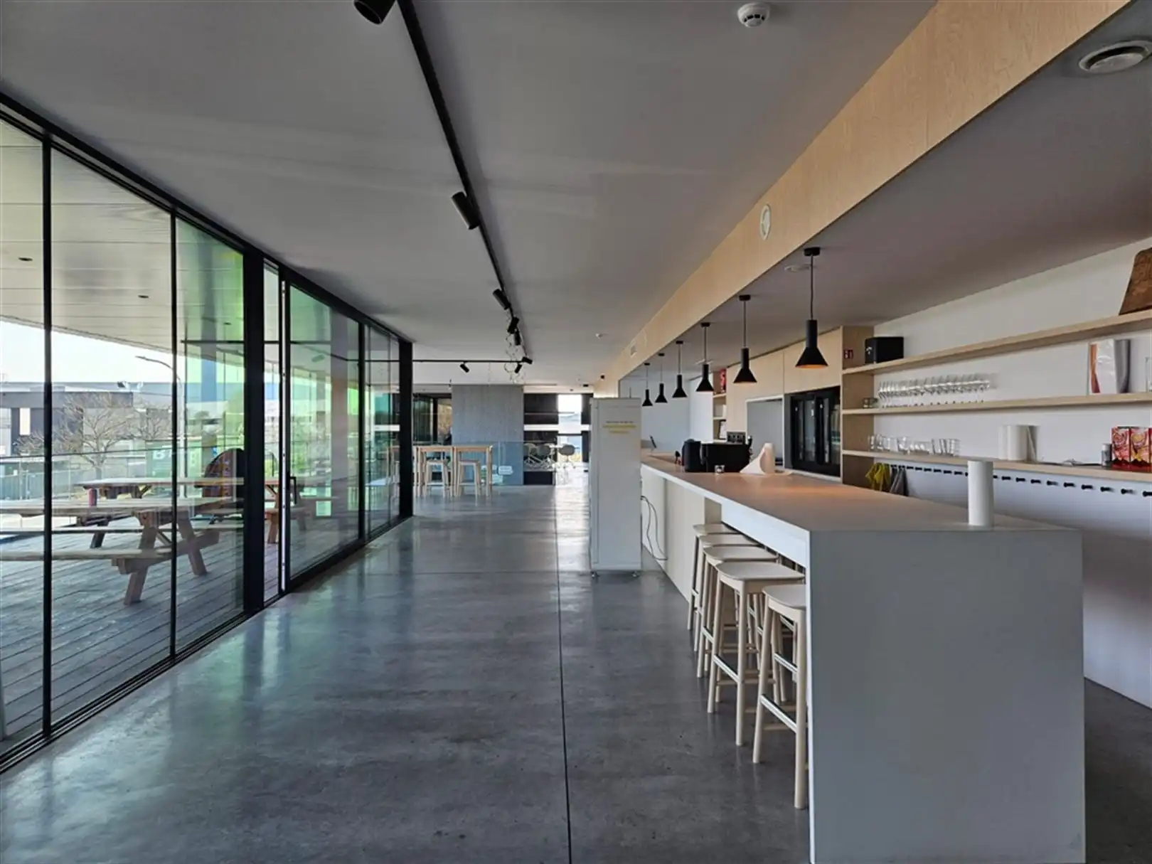 Magazijn met laadkades en kantoren foto 14