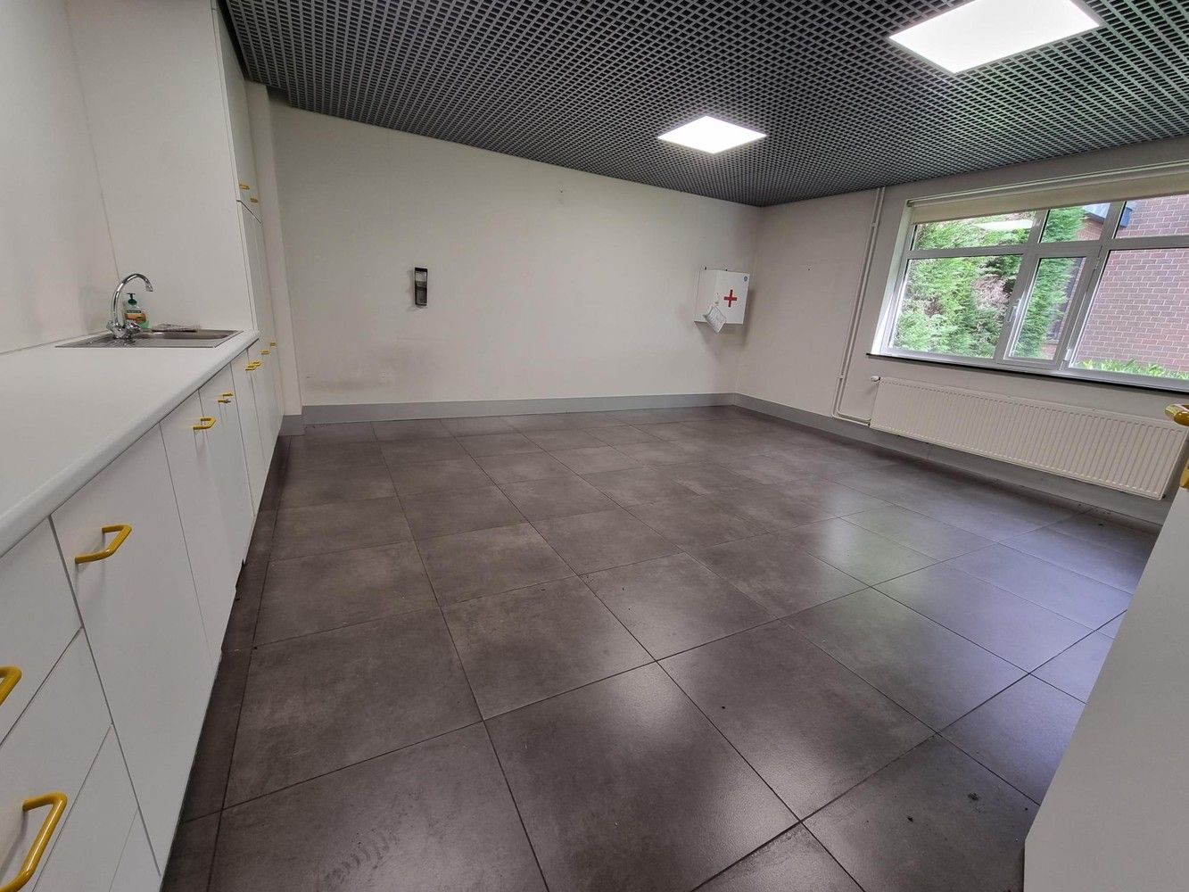 Kantoorgebouw met magazijnruimte, bruto vloeropp 1770 m² op een perceel gelegen van 49a85ca. foto 11