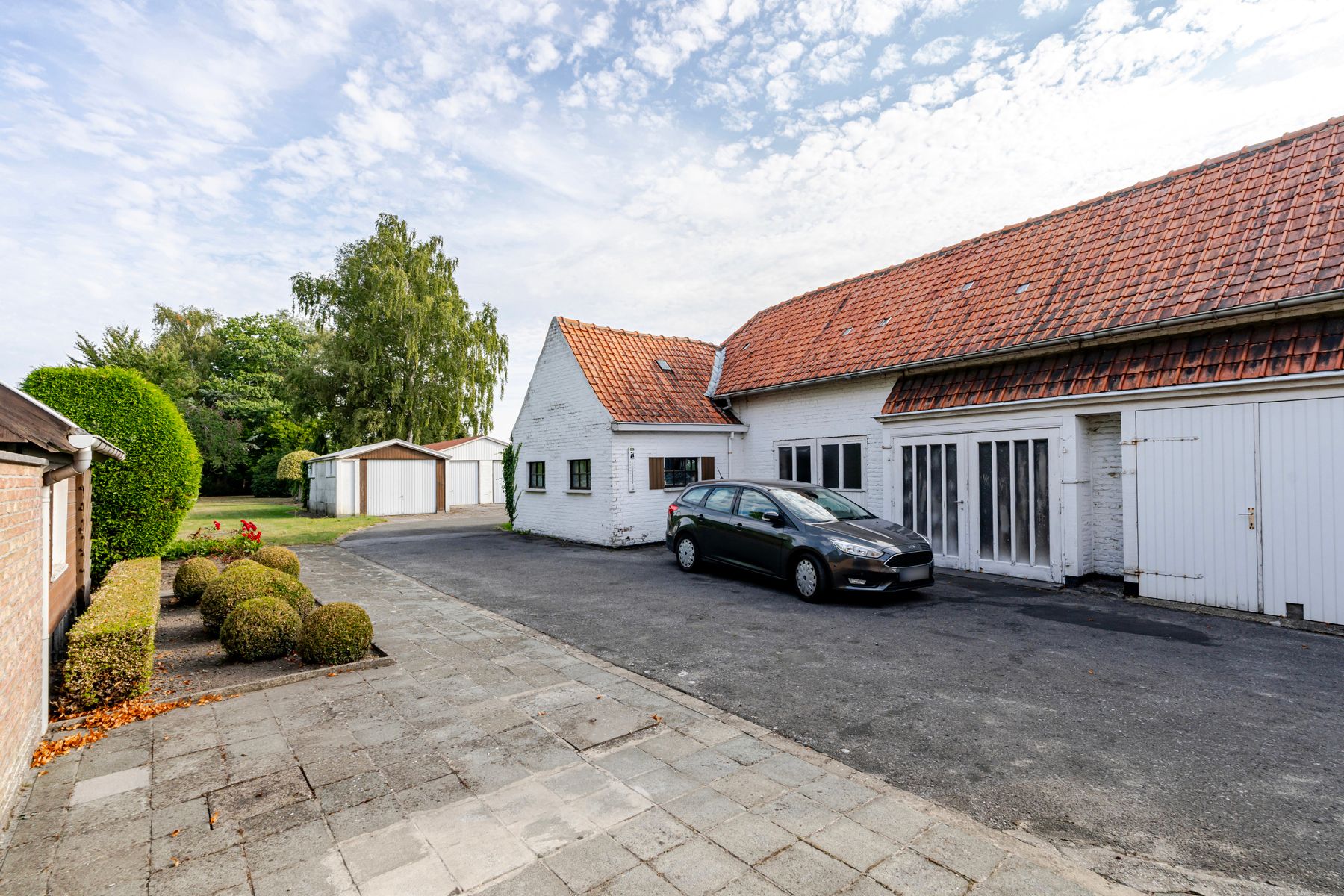 Ruime woning met meerdere bijgebouwen foto 22