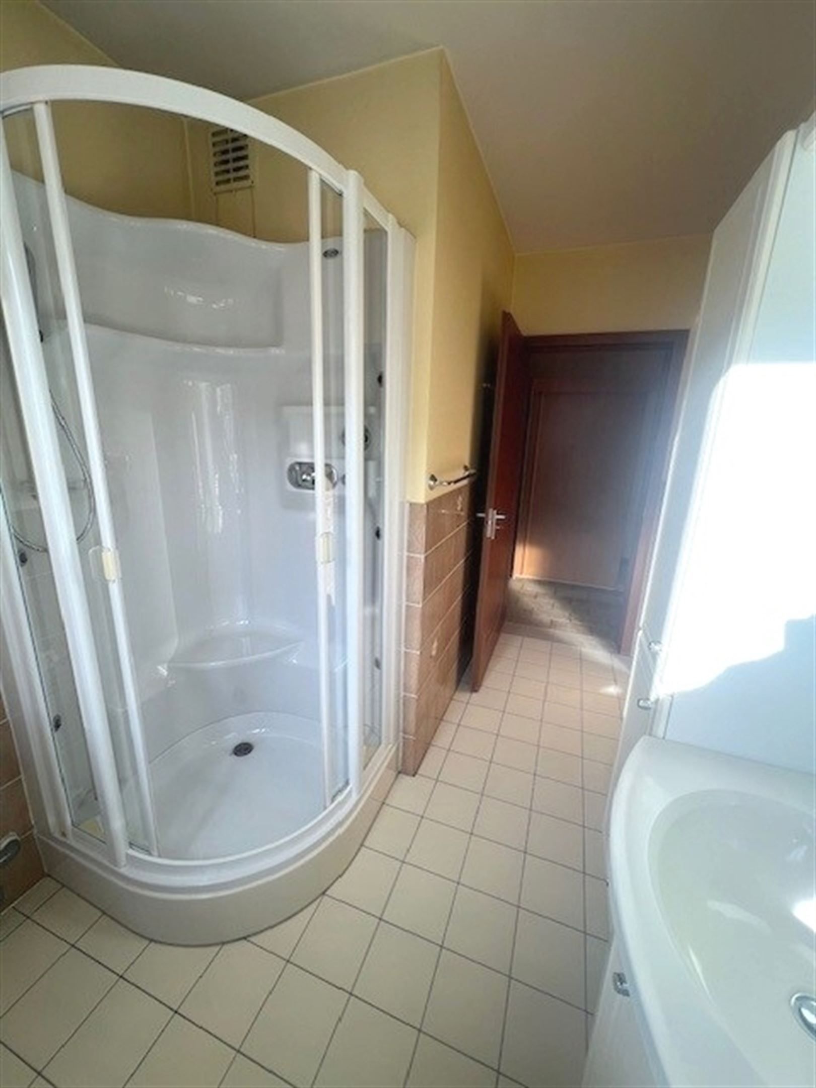 Centraal gelegen appartement met 2 slaapkmrs en autostaanplaats foto 9