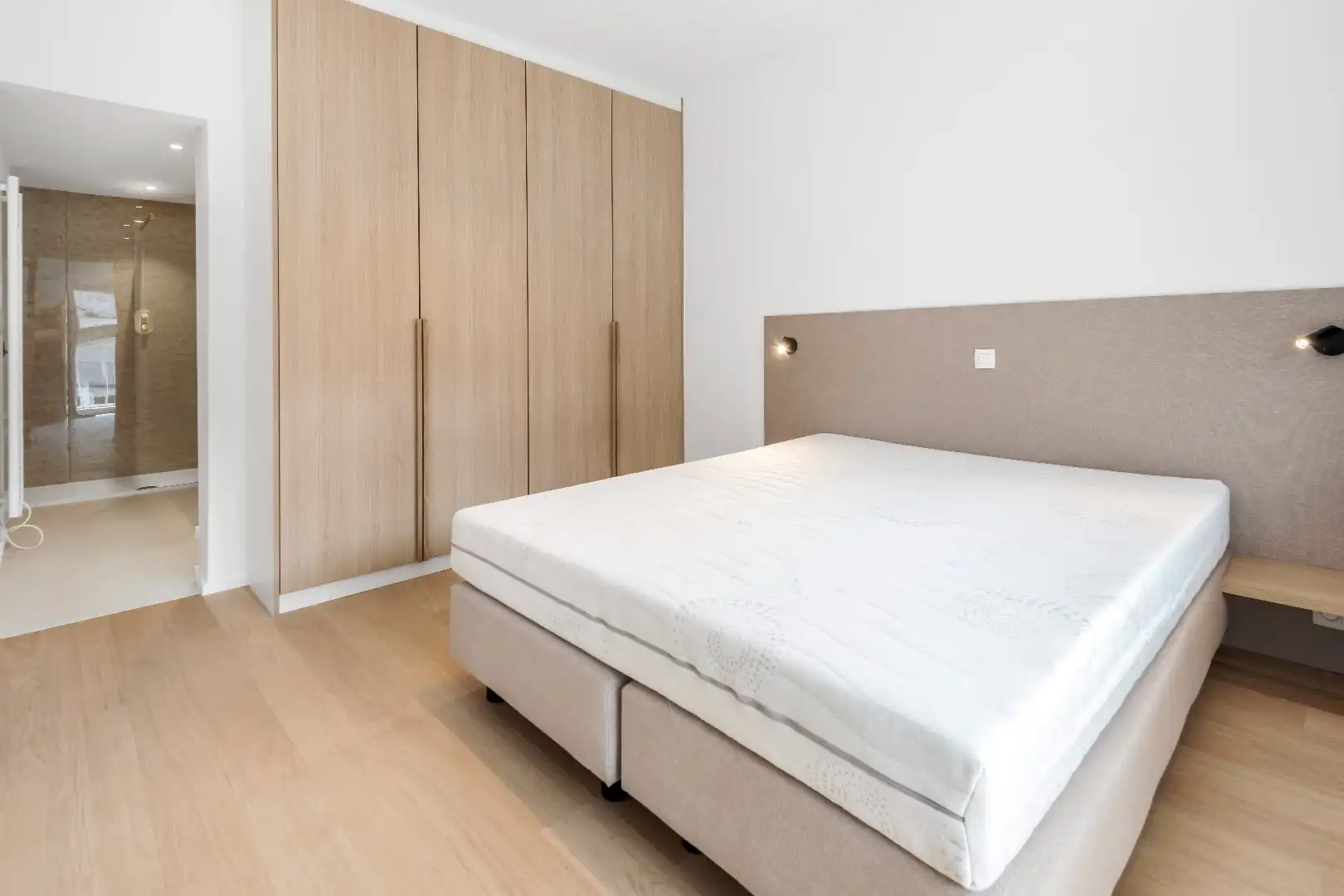 Ruim plateau-appartement met frontaal zeezicht (10 meter gevelbreedte) gelegen aan het Rubensplein. Inpandige parking. foto 14